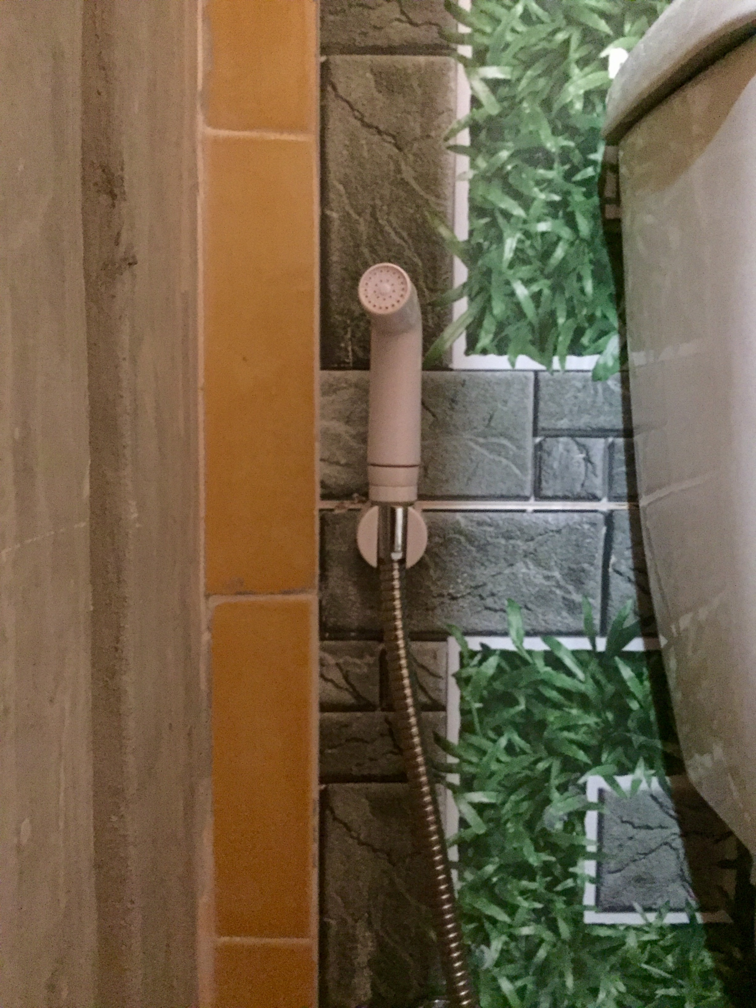 WC mellett található gyanús eszköz