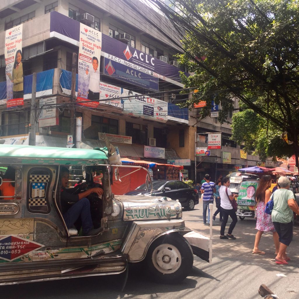 Jeepney - a Fülöp-szigeteken ez a járgány jelenti a tömegközlekedést. Elképesztően olcsón visz el a város akár legtávolabbi pontjába.